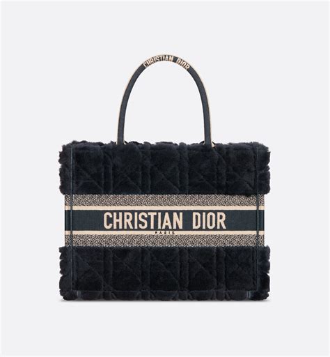 cristian dior сумка|Сумка Dior Book Tote, модель среднего формата.